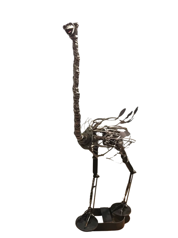 Autruche sur amortisseurs - Réalisé avec pièces auto - amortisseurs, pompes à eau, chaine de distibution, cou en bandes inox torsadé. Socle chutes acier. h 170 cm L 100 cm l 40 cm