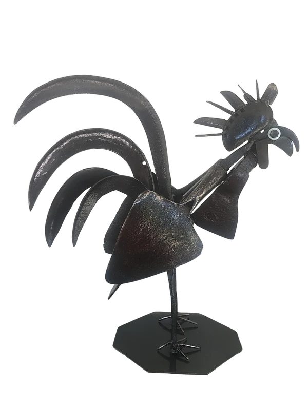 L'ancêtre 2 (manque true) - coq L'ancêtre 2 - réalisé avec de vieux outils. Pelles, faucilles, hache, fers à boeuf, cisailles. Le tout poncé verni.