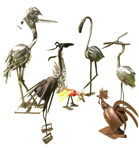 Réunion d'oiseaux - Conférence autour d'un petit coq rouge ! Différentes scupltures d'oiseaux