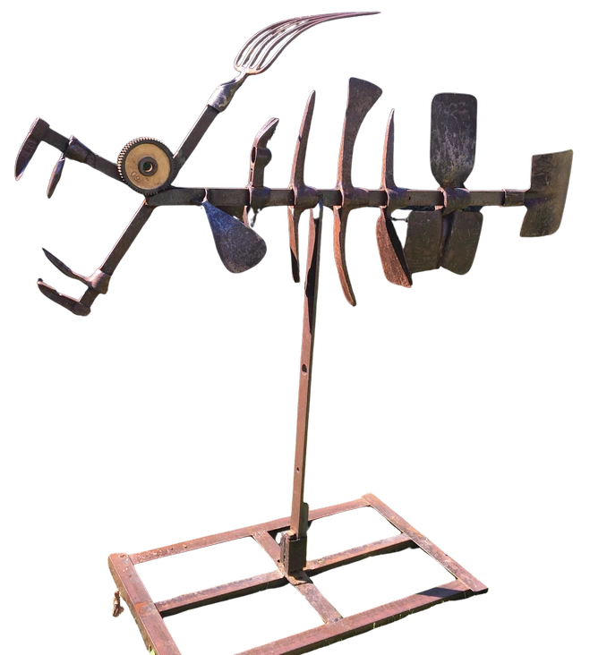 Squelette poisson 1 Squelette poisson - Réalisé avec outils anciens, bêches, pelles, pioches, serre joint de maçon. Sur socle. h 120 cm L 150 cm