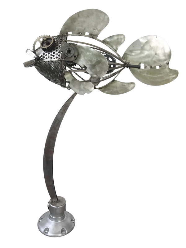 Poisson vélo - Réalisé avec chutes de tôles diverses, pignons et chaines de vélo, engrenages auto. Sur socle 80 cm