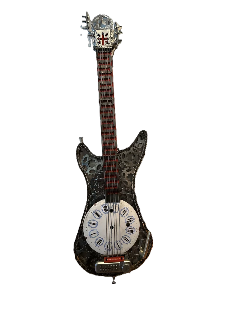 Guitare - Détail du personnage Diègo - Réalisé en tôle, digicode, pièces de récupération, cadran d'horloge, pignons de vélo - L80 H35