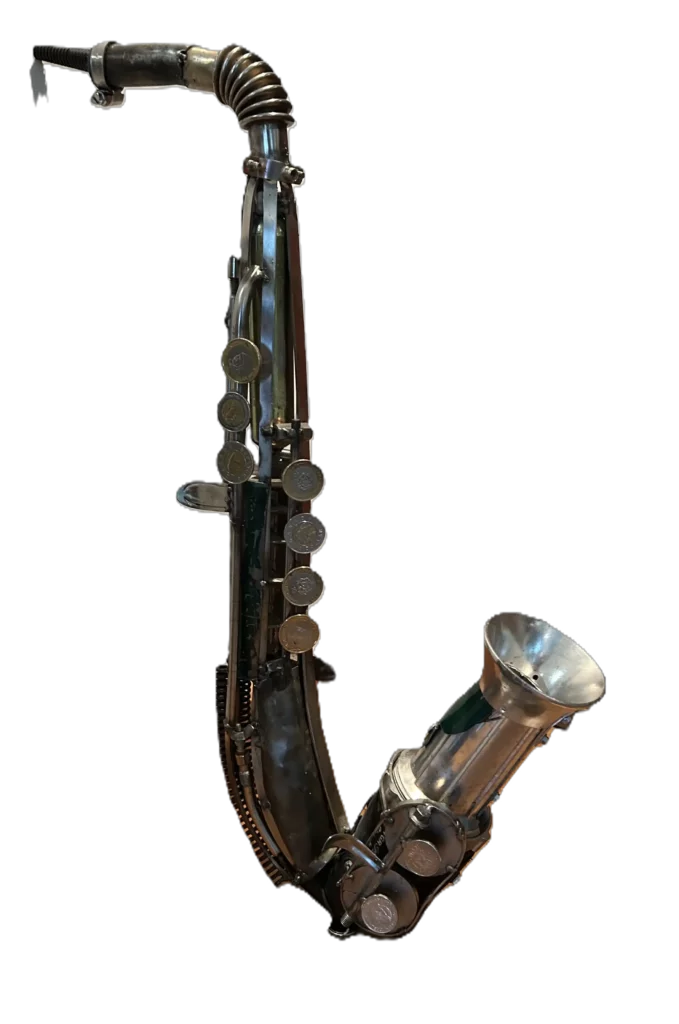 Saxophone - Réalisé avec des pièces de récupération - Pas facile de jouer avec !
