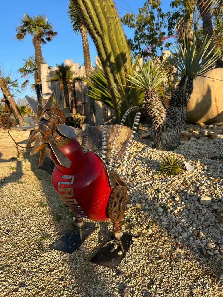 Coq camping gaz rouge- Coq réalisé avec des bombones de gaz, queue chutes de découpe industrielle laser, pattes chignoles anciennes - H55cm - L100