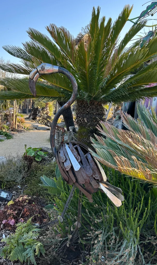 Flamant rose 1 - Réalisé avec des chutes industrielles inox et acier verni, cou tuyau échappement auto - H150cm L65