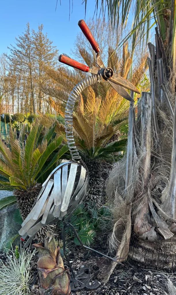 Héron cisailles - Réalisé avec chutes inox, pattes pinces de forgeron, bec et tête cisailes à haie, socle élélement de cheminée. h 150 cm