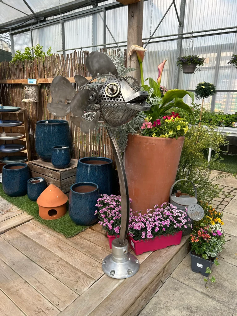 Poisson vélo pépinières - Réalisé avec chutes de tôles diverses, pignons et chaines de vélo, engrenages auto. Sur socle 80 cm