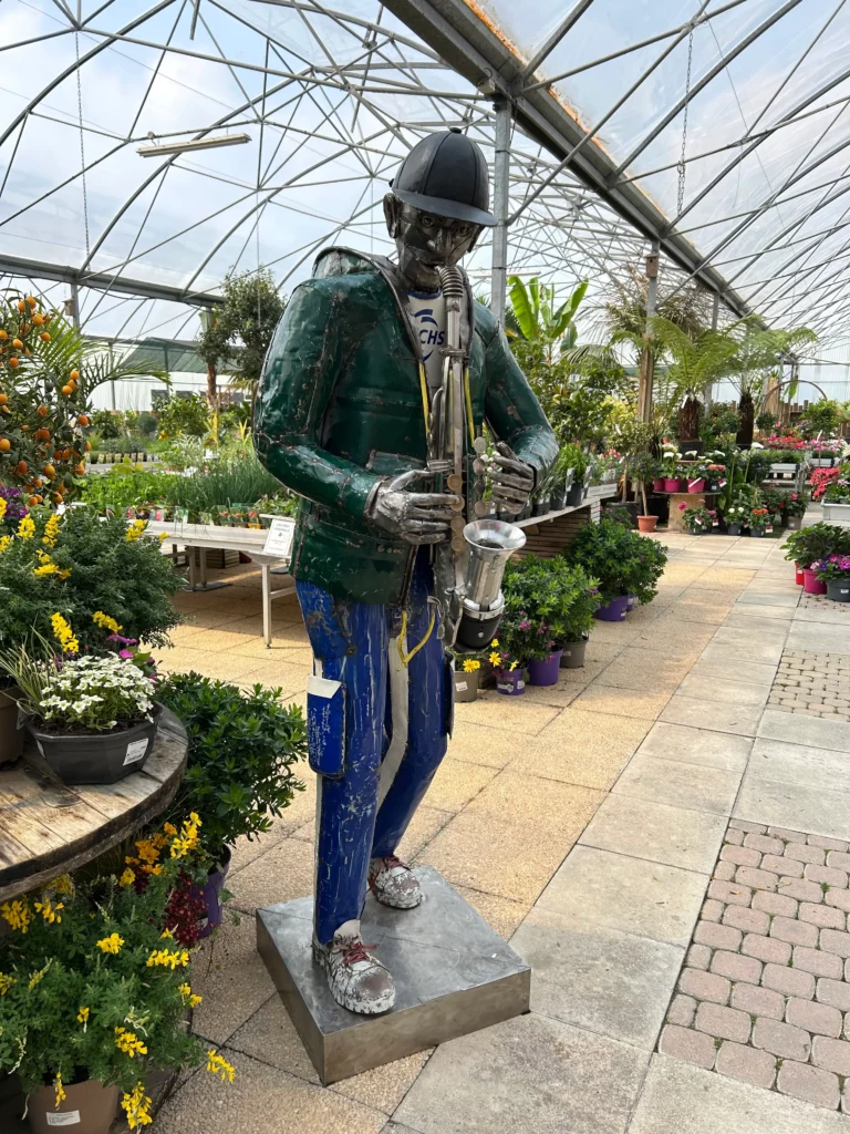 Willy dans la serre - Willy - Personnage fabriqué avec fûts d'huile H180 cm Saxophone pièces de récupération